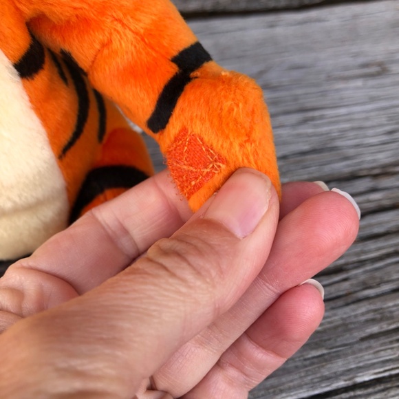 Tigger toy ©️1997 stuffed animal Disney 7.5” high Velcro paws Plush Plushie - Picture 8 of 12